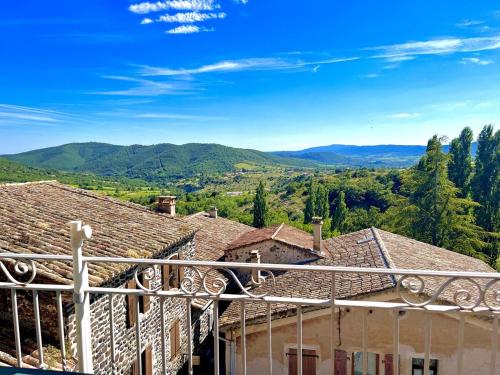 - une vue sur une maison avec des montagnes en arrière-plan dans l'établissement Gîte lePigeonnier - Ardèche, à Aubignas