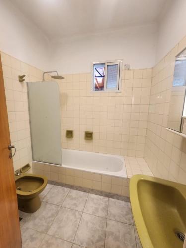 a bathroom with a tub and a toilet and a sink at Complejo El Ensueño in Colón