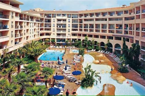 une vue aérienne d'un complexe avec piscine dans l'établissement Bel appartement avec grande terrasse à 50m de la plage, à Cannes