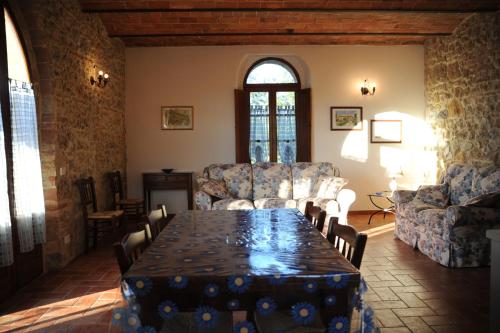 a living room with a table and chairs at Agriturismo La Peschiera in Casole dʼElsa
