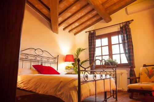 a bedroom with a bed and a window at Case vacanze Santamargherita in Castiglione della Pescaia