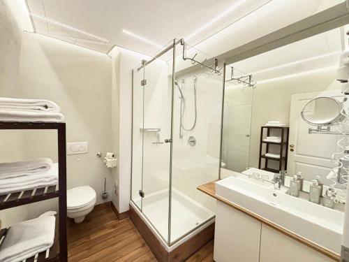 une salle de bain avec douche, lavabo et toilettes dans l'établissement Pier 8 im Pierspeicher, à Kappeln