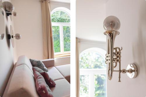 Una sala de estar con un sofá y una ventana. en Ferienhof Taarstedt Janis, en Taarstedt