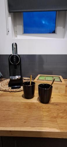 2 bols assis au-dessus d'une table en bois dans l'établissement Gardam hyper centre cathédrale, à Reims