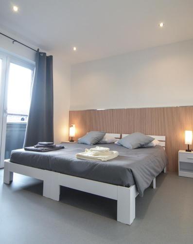 a bedroom with a large bed with two lamps at Spe&d in Rivis