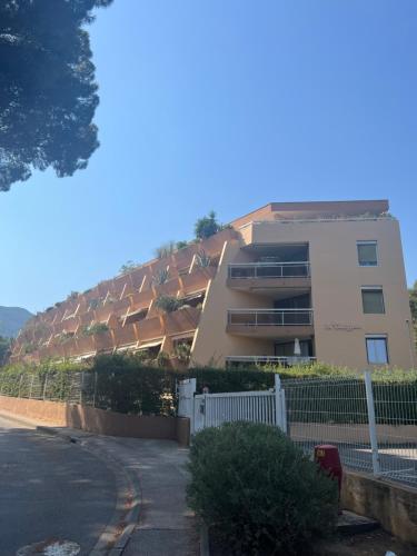 un bâtiment sur le côté d'une colline dans l'établissement Cocon Azur Studio Cavalaire, à Cavalaire-sur-Mer