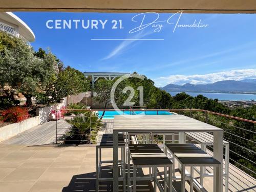 Photo de la galerie de l'établissement Magnifique villa avec vue sur la mer à Calvi, à Calvi