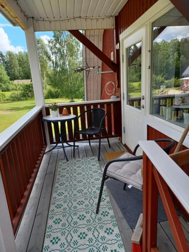 a screened in porch with a table and chairs at Persbacken i naturnära Ockelbo med fiske o Kungsberget när inpå,,, in Ockelbo