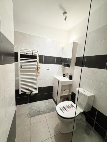 une salle de bain avec toilettes et lavabo dans l'établissement Le 
