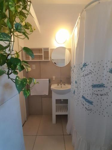 La Casa de los Gisitos في ريو سيبالوس: حمام مزود بحوض ومِرآة