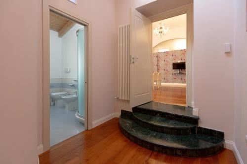 a hallway with a bathroom with a toilet and a mirror at Favolosa residenza con jacuzzi in Santa Maria Capua Vetere