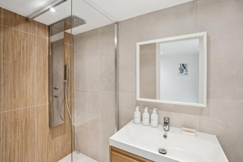 une salle de bain avec un lavabo et une douche dans l'établissement La Promenade Niçoise, à Nice