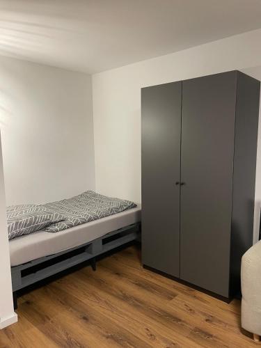 ein Schlafzimmer mit einem Bett und einem Schrank in der Unterkunft Casa Sole in Leonberg