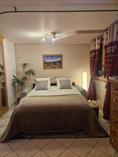 MégevetteにあるChalet des Cerfsの部屋の中に大きなベッドがある寝室