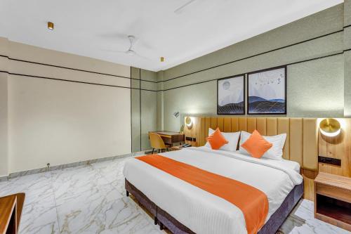 Ένα ή περισσότερα κρεβάτια σε δωμάτιο στο Blossoms Hotel