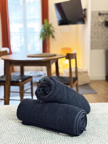 une serviette roulée assise au-dessus d'une table dans l'établissement L' Oursin, à Sète