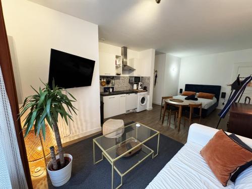 un salon avec un canapé et une table dans l'établissement L' Oursin, à Sète