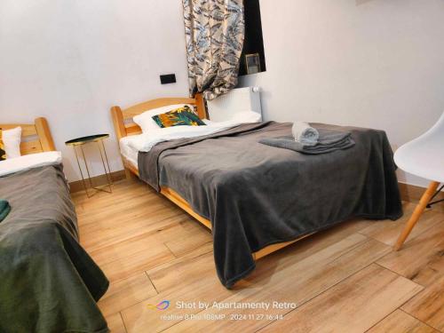Ein Bett oder Betten in einem Zimmer der Unterkunft Apartamenty RETRO FV
