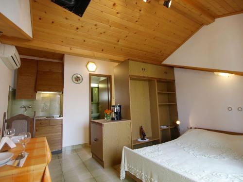 Großes Zimmer mit einem Bett und einer Küche. in der Unterkunft Apartments Lukoran in Lukoran