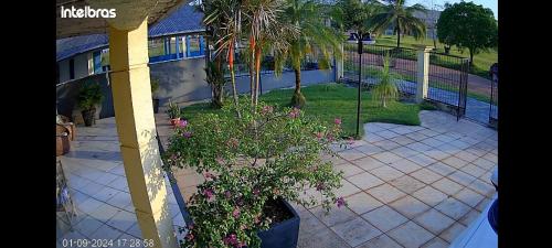 einen Blick über einen Innenhof mit einem Tennisplatz in der Unterkunft Casa mobiliada tipo chácara para cop30 in Benfica