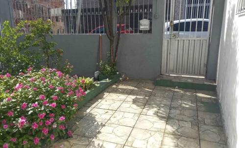 Una porta per una casa con dei fiori davanti di CARNAVAL 2025 em SALVADOR a Salvador