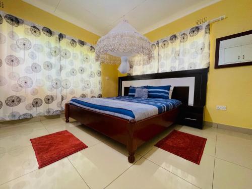 Ένα ή περισσότερα κρεβάτια σε δωμάτιο στο Homely Lodge And Apartments