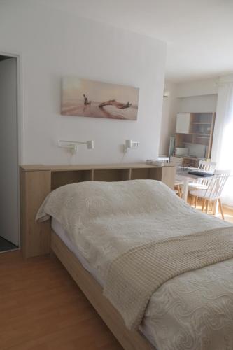 - une chambre avec un lit, un bureau et une table dans l'établissement Chez Amélie Studio 2 Etoiles 50m des Thermes, à Amélie-les-Bains-Palalda