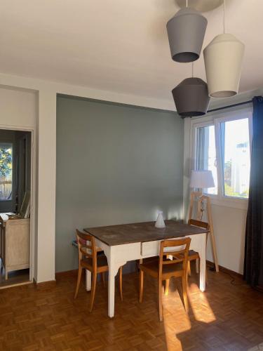 une salle à manger avec une table et des chaises dans l'établissement l'éco du chemin de la salade, à Toulouse
