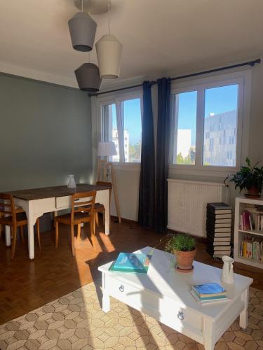un salon avec une table et une salle à manger dans l'établissement l'éco du chemin de la salade, à Toulouse