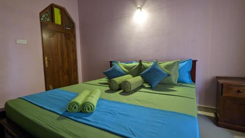 Postel nebo postele na pokoji v ubytování Bundala Ruhunumaya Green villa