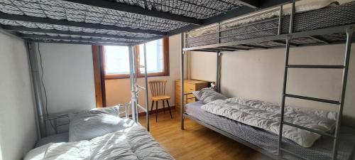 a bedroom with two bunk beds and a desk at Résidence Le Dôme - maeva Home - Appartement 3 pièces 6 personnes - Confort MAE-6221 in La Mongie