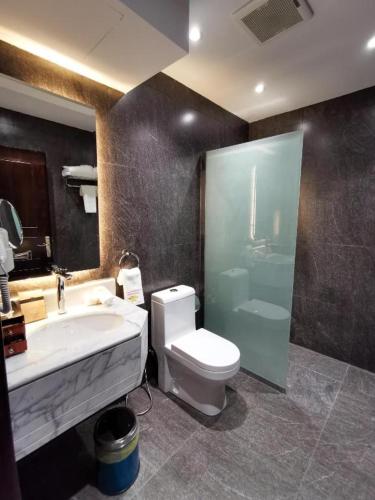 a bathroom with a toilet and a sink and a shower at فندق امان - أحد رفيدة in Ahad Rafidah