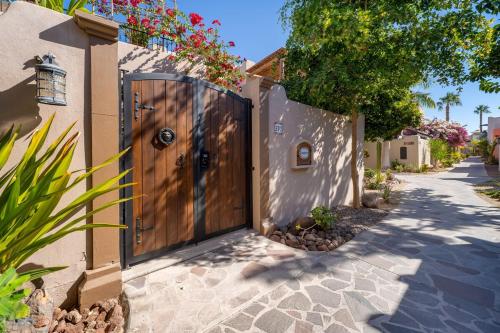 una puerta de madera a una casa con entrada en Casa Dos Perros, en Nopoló