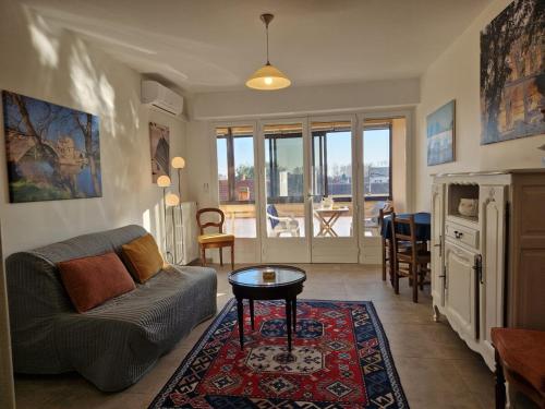 T2 avec grand balcon filant, Wifi, Clim à 4 min Remparts