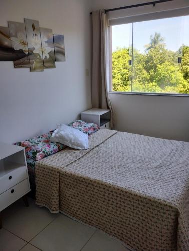 a bedroom with two beds and a window at Apartamento confortável e arejado in Monte Gordo