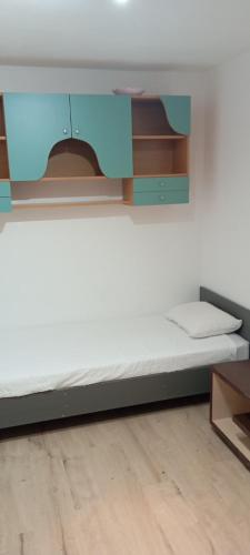 a bed in a room with a wooden floor at Apartament vacanta in Sibiu