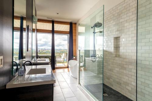 Ένα μπάνιο στο A Spacious Home With Amazing Views and Elevated Outdoor Spaces