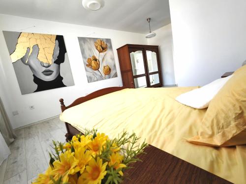 Een bed of bedden in een kamer bij Central Apartments Madona