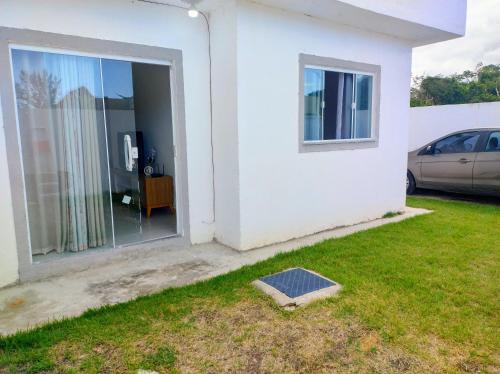 カボ・フリオにあるOndas do Peróの窓と庭のある白い家