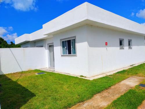 カボ・フリオにあるOndas do Peróの柵付白家