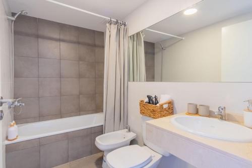 a bathroom with a toilet and a sink and a tub at Recoleta, cómodo, cerca de todo, WiFi, Balcón in Buenos Aires