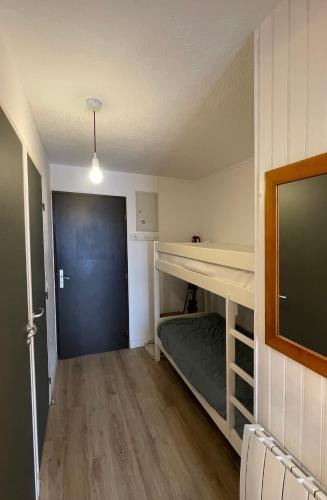 Cette petite chambre comprend des lits superposés et une porte. dans l'établissement Appartement avec terrasse, à Les Deux Alpes