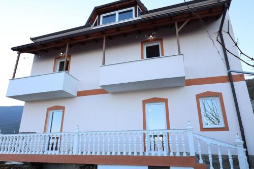 a white house with a balcony on a mountain at anjel home in Piskupat