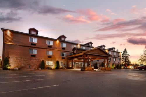 a hotel with a parking lot in front of it at Best Western Plus Concord Inn in Minocqua