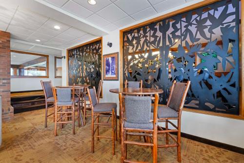 a group of tables and chairs in a room at Best Western Plus Concord Inn in Minocqua