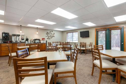 a dining room with wooden tables and chairs at Best Western Plus Concord Inn in Minocqua