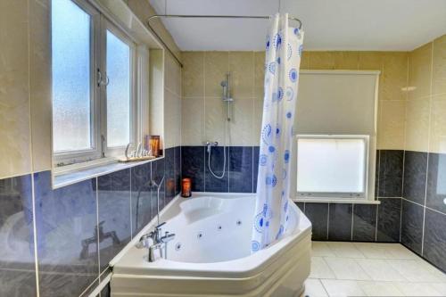 Koupelna v ubytování 2 Bed Flat - Sleeps 5 - Pets - Parking - Wifi