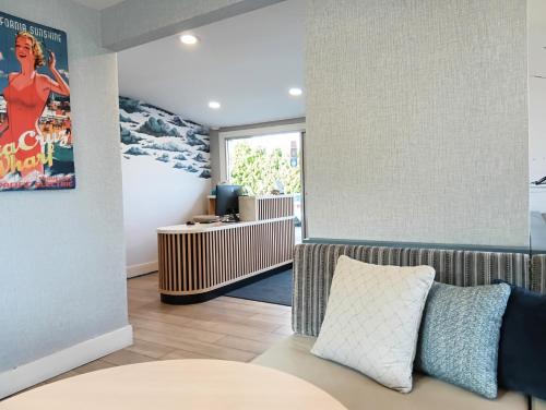 Кровать или кровати в номере Seaway Inn
