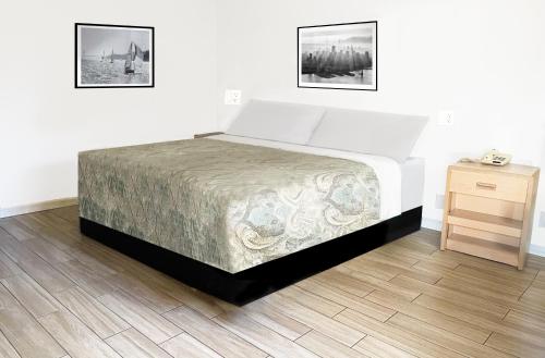 Una cama o camas en una habitación de Rodeway Inn Civic Center