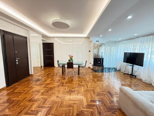 LUXURY AV